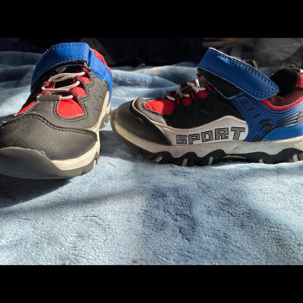 Athletic shoes/sneakers